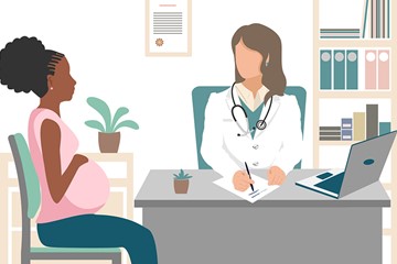 mulher grávida conversando com sua médica, no consultório